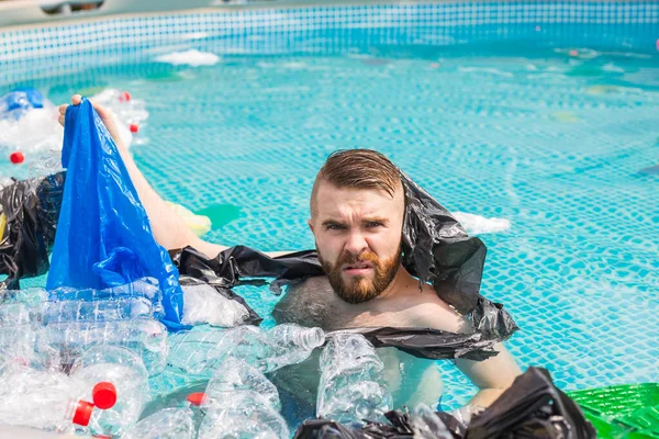 Ecologie, plastic afval, milieu noodsituatie en watervervuiling - geschokte man zwemmen in een vies zwembad — Stockfoto