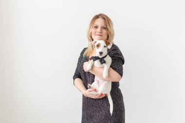 Evcil hayvanlar ve hayvan konsepti - Güzel kadın ve köpek yavrusu Jack Russell Terrier beyaz arka planda ve kopyacı uzayda