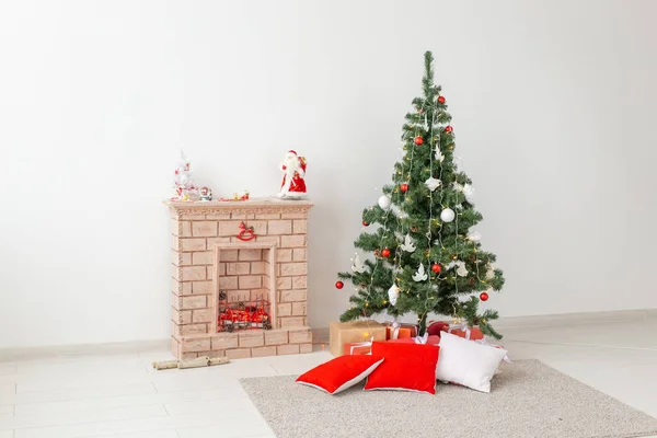 Kamin und Weihnachtsbaum mit Geschenken im Wohnzimmer — Stockfoto