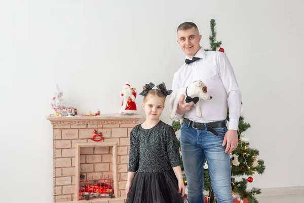 Glücklicher junger Vater und seine Tochter zu Hause mit Weihnachtsbaum — Stockfoto
