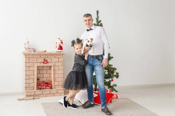 Glücklicher junger Vater und seine Tochter zu Hause mit Weihnachtsbaum — Stockfoto