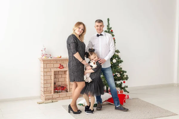 Koncepcja urlopu - szczęśliwa rodzina matka ojciec i dziecko na choince w domu — Zdjęcie stockowe
