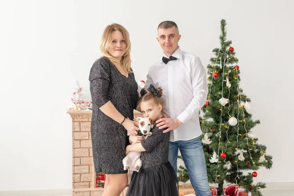Semester koncept - lycklig familj mor far och barn på julgran hemma — Stockfoto
