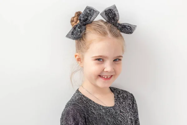 Barn och festliga koncept - lycklig liten flicka en på vit bakgrund — Stockfoto