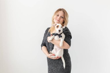 Evcil hayvanlar ve hayvan konsepti - Güzel kadın ve köpek yavrusu Jack Russell Terrier beyaz arka planda ve kopyacı uzayda