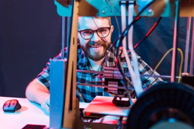 Bir öğrenci 3D yazıcıya prototip yazdırıyor