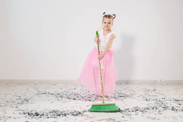 Apartamento de limpieza infantil bastante femenino después de la fiesta de Navidad — Foto de Stock