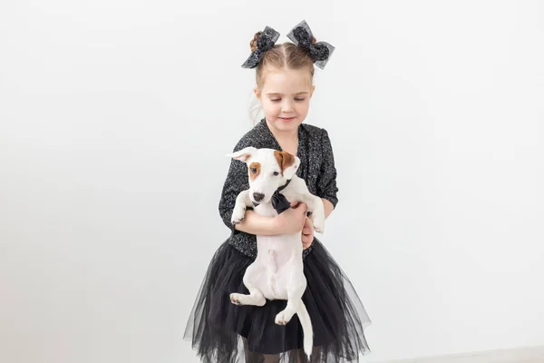 Mascotas y concepto animal - Niña jugando con el cachorro Jack Russell Terrier . — Foto de Stock