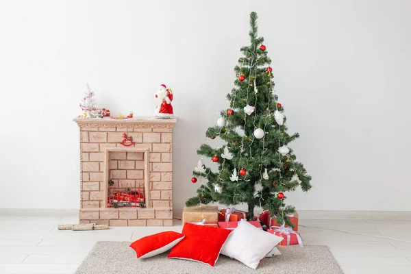 Chimenea y árbol de Navidad con regalos en el salón — Foto de Stock