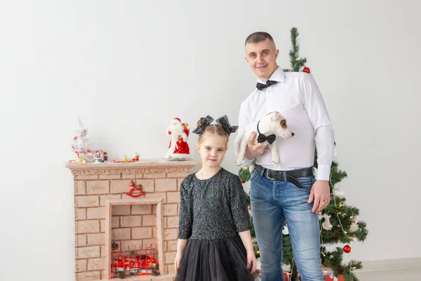Szczęśliwy młody ojciec i jego córka w domu z choinką — Zdjęcie stockowe