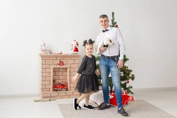 Feliz jovem pai e sua filha em casa com árvore de Natal — Fotografia de Stock