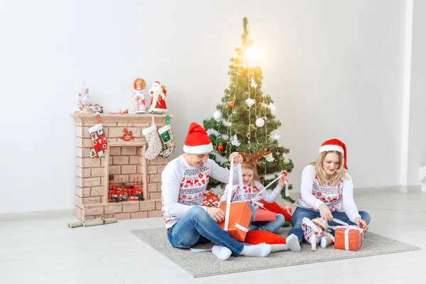 Koncepcja świąt i prezentów - Portret szczęśliwej rodziny otwierającej prezenty w Boże Narodzenie — Zdjęcie stockowe