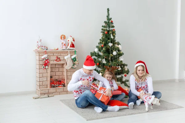 Férias e apresenta conceito - Retrato de uma família feliz abrindo presentes no tempo de Natal — Fotografia de Stock