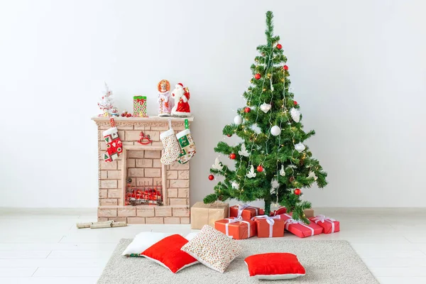 Chimenea y árbol de Navidad con regalos en el salón — Foto de Stock