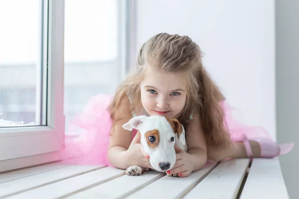 Djur och barn koncept - Barn med hund Jack Russell Terrier hemma — Stockfoto