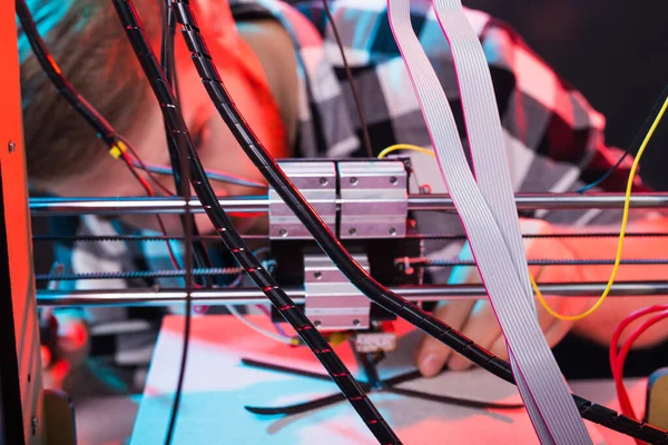 3D打印机上的学生打印原型 — 图库照片