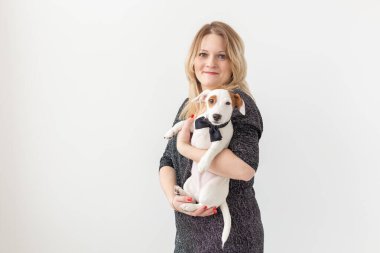 Evcil hayvanlar ve hayvan konsepti - Güzel kadın ve köpek yavrusu Jack Russell Terrier beyaz arka planda ve kopyacı uzayda
