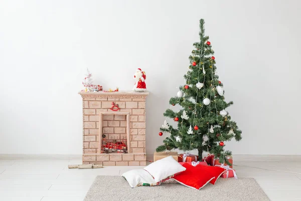 Krb a vánoční stromek s dárky v obývacím pokoji — Stock fotografie