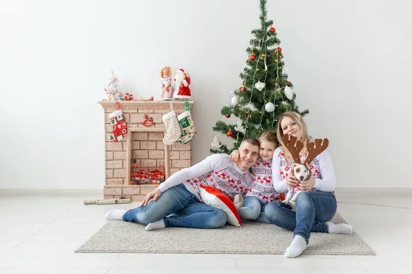 Wakacje i świąteczne pojęcie - Szczęśliwy portret rodzinny przez choinkę — Zdjęcie stockowe