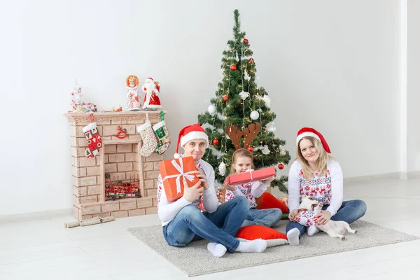 Vacaciones y presenta el concepto - Retrato de una familia feliz regalos de apertura en época de Navidad — Foto de Stock