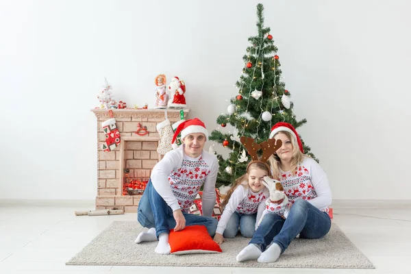 Свята та святкова концепція - Щасливий сімейний портрет ялинки — стокове фото