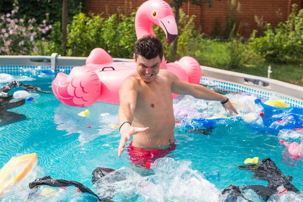 Ecologie, plastic afval, milieuramp en watervervuiling - geschokte man in een vies zwembad — Stockfoto