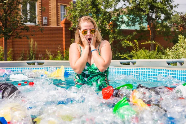 生態系、プラスチックごみ、環境緊急事態と水質汚染-汚れたスイミングプールでショックを受けた女性 — ストック写真