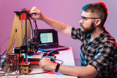 Erkek öğrenci ürünü 3D yazıcıda yapıyor