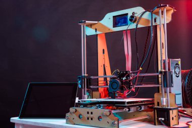 Laboratuvarda çalışırken elektronik üç boyutlu plastik yazıcı, 3D yazıcı, 3D yazıcı