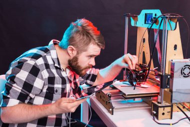 Bir öğrenci 3D yazıcıya prototip yazdırıyor