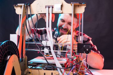 Bir öğrenci 3D yazıcıya prototip yazdırıyor