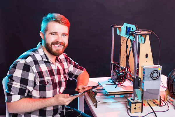 Hombre estudiante hace el artículo en la impresora 3D — Foto de Stock