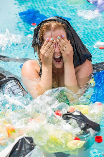 Ecologia, lixo plástico, emergência ambiental e poluição da água - Mulher gritando com um saco de plástico sobre a cabeça em uma piscina suja — Fotografia de Stock