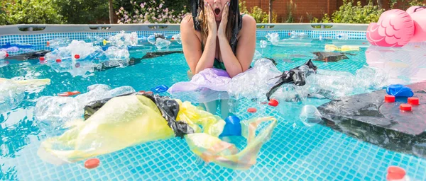 Ecologie, plastic afval, milieu noodsituatie en watervervuiling - Schreeuwende vrouw met een plastic zak over zijn hoofd in een vies zwembad — Stockfoto