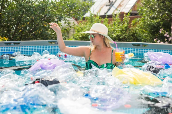 Ecologie, plastic afval, milieu noodsituatie en watervervuiling - Schokkende vrouw in een vies zwembad — Stockfoto