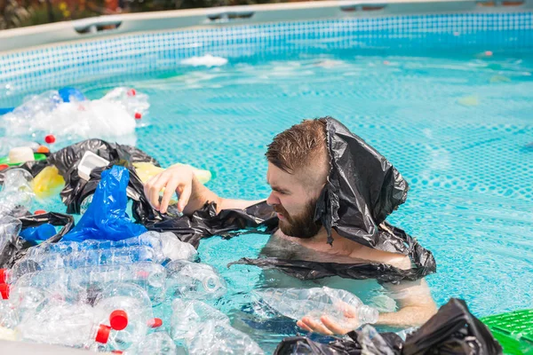 Ecologie, plastic afval, milieu noodsituatie en watervervuiling - geschokte man zwemmen in een vies zwembad — Stockfoto
