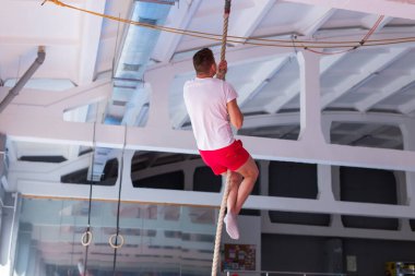 Fitness halatı tırmanma egzersizi spor salonunda.
