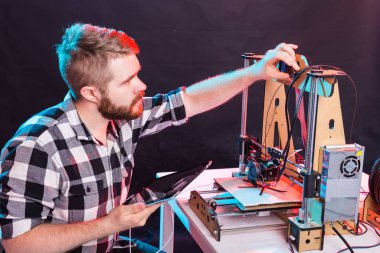 Bir öğrenci 3D yazıcıya prototip yazdırıyor