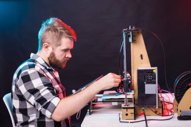 Erkek öğrenci ürünü 3D yazıcıda yapıyor