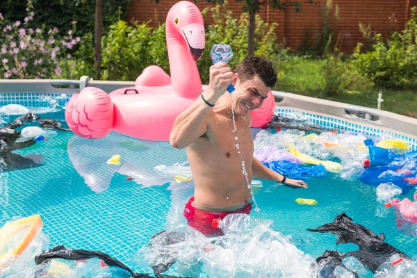 Ecologie, plastic afval, milieuramp en watervervuiling - geschokte man in een vies zwembad — Stockfoto