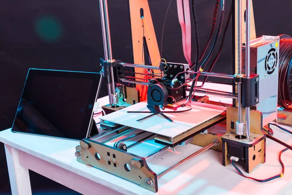 实验室工作期间的三维电子塑料打印机，3D打印机，3D打印机 — 图库照片