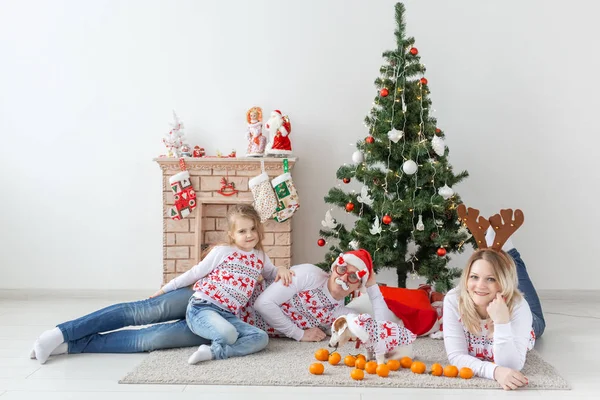 Wakacje i świąteczne pojęcie - Szczęśliwy portret rodzinny przez choinkę — Zdjęcie stockowe