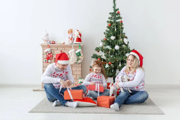 Koncepcja świąt i prezentów - Portret szczęśliwej rodziny otwierającej prezenty w Boże Narodzenie — Zdjęcie stockowe