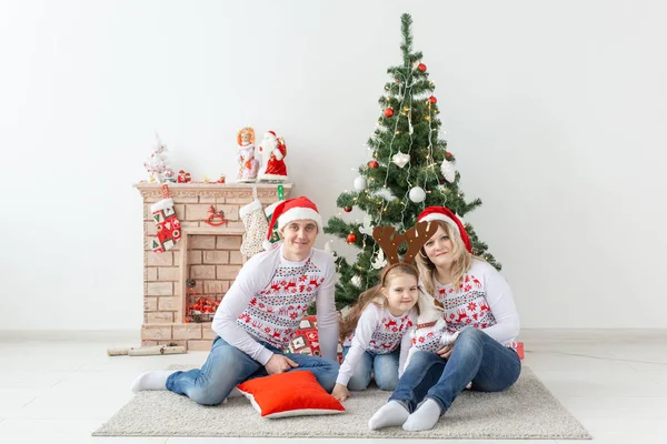 Feriados e conceito festivo - Retrato de família feliz pela árvore de Natal — Fotografia de Stock