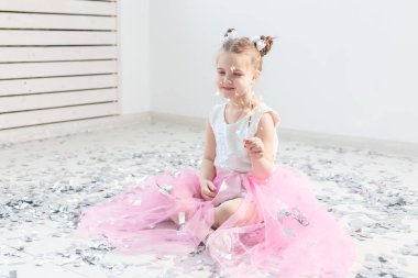 Tatiller, Noel, doğum günü partisi ve yeni yıl konsepti, elinde yanan maytap tutan çocuk. Komik bir partiden sonra.