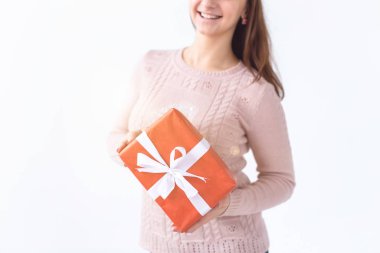 Tatiller, sevgililer günü ve şenlikli konsept - uzun saçlı bir kadının hediye kutusu. Beyaz arkaplan izole edilmiş stüdyo portresi, telif alanı