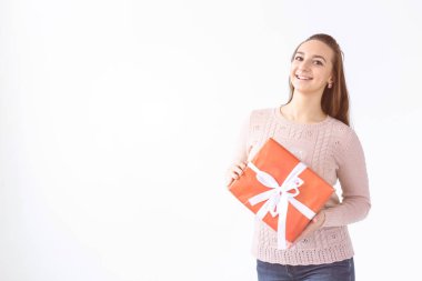 Tatiller, sevgililer günü ve bayram konsepti uzun saçlı, elinde hediye kutusu olan güzel bir kadın. Beyaz arkaplan izole edilmiş stüdyo portresi, telif alanı