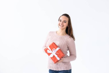 Tatiller, sevgililer günü ve bayram konsepti uzun saçlı, elinde hediye kutusu olan güzel bir kadın. Beyaz arkaplan izole edilmiş stüdyo portresi, telif alanı