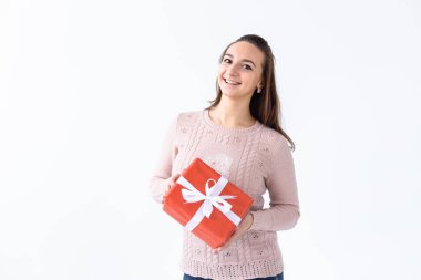 Tatiller, sevgililer günü ve bayram konsepti uzun saçlı, elinde hediye kutusu olan güzel bir kadın. Beyaz arkaplan izole edilmiş stüdyo resmi