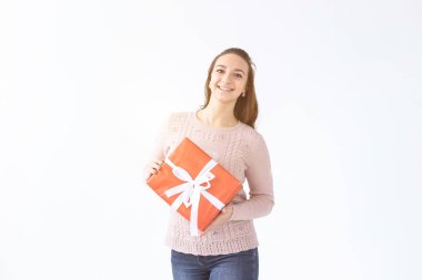Tatiller, sevgililer günü ve bayram konsepti uzun saçlı, elinde hediye kutusu olan güzel bir kadın. Beyaz arkaplan izole edilmiş stüdyo portresi, telif alanı